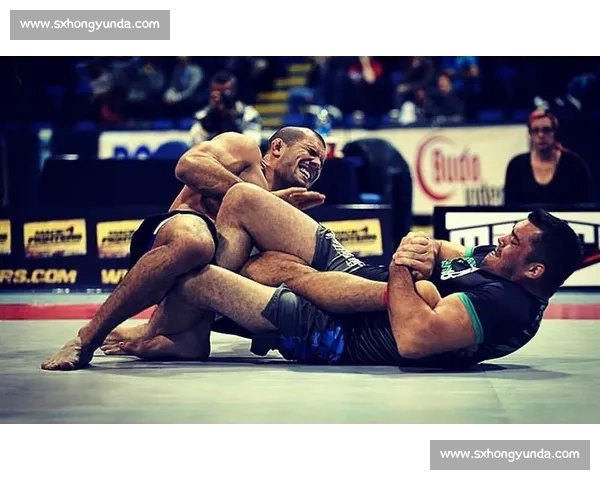 柔术血脉加冕！巴西背景邓恩斩获 UFC 草量级冠军